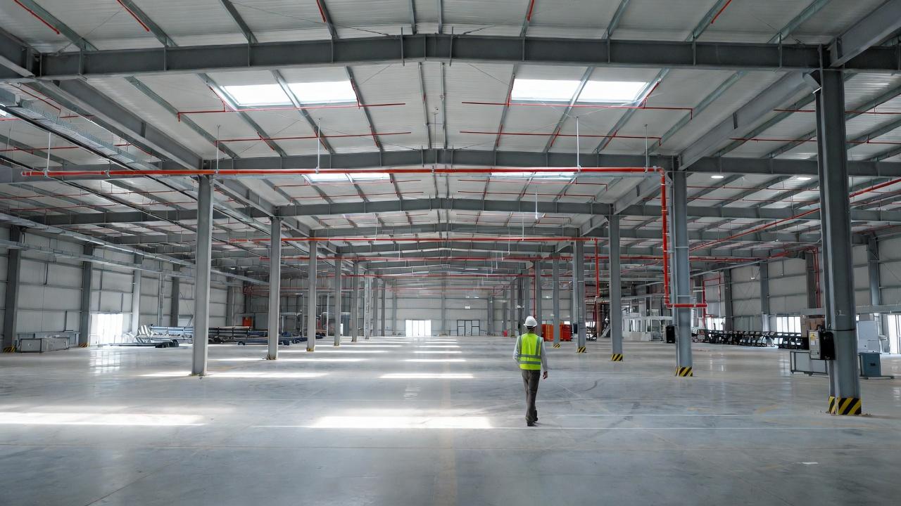 Large warehouse with an overhead sprinkler network